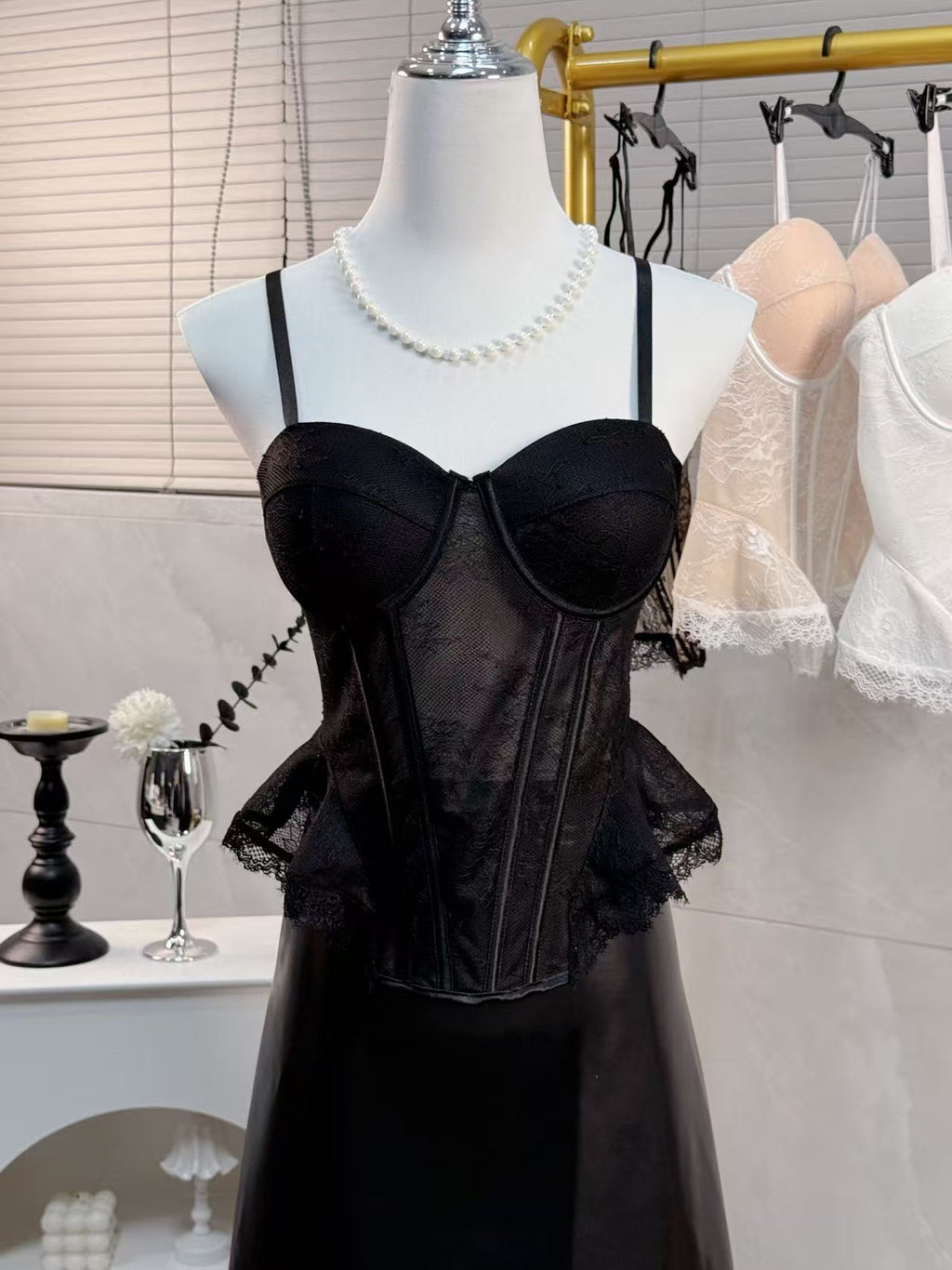 New cross-border European and American style black lace camisole, a high-end piece that can be worn as an inner layer or as an outer garment, designed to shape and enhance the bust with its fishbone support