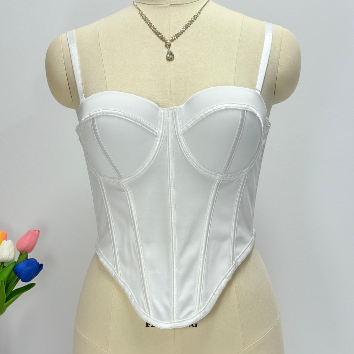 European and American cross-border wholesale of sexy strapless tops with a unique design, featuring a fishbone corset style that can be worn as an inner layer or as an outer garment