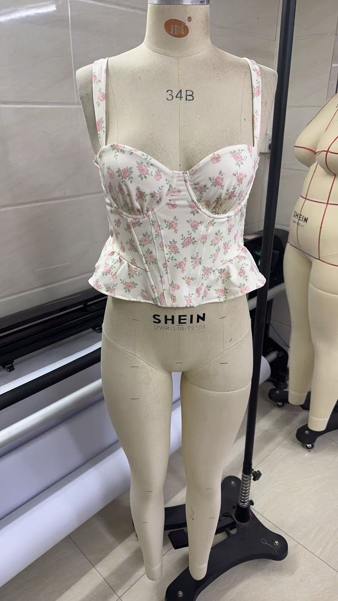 European and American style fishbone-patterned floral camisole top for women, featuring ruffled details, a sexy open-back design, pleated detailing, a fitted waist, and patchwork elements