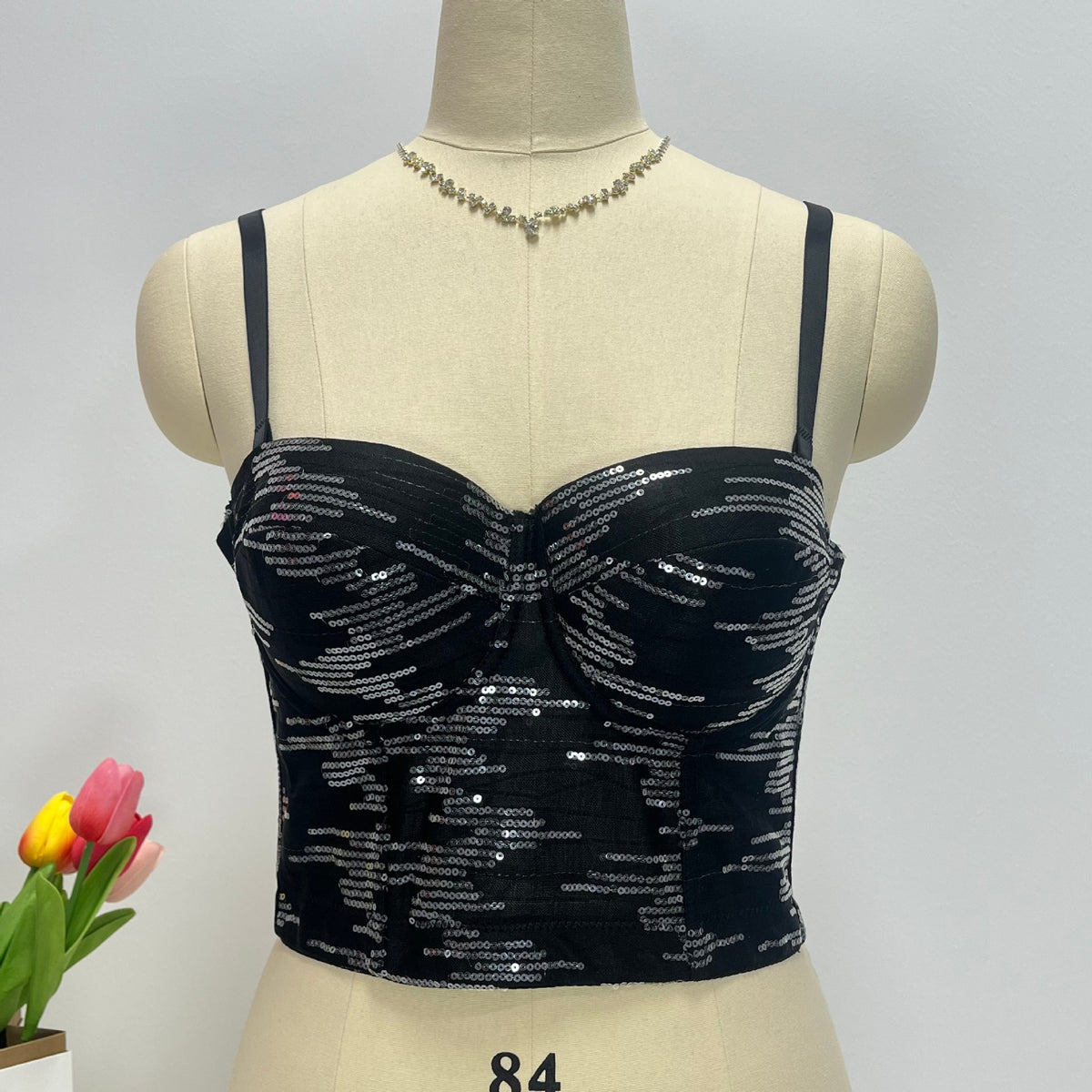European and American style hot girl strapless halter top with jacquard sequin detailing, a shimmering, figure-hugging, and body-shaping outerwear piece, resembling a fishbone corset